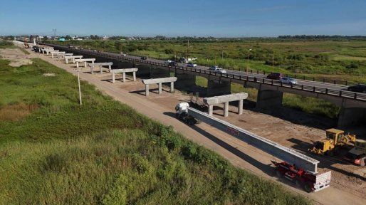 El nuevo Puente Carretero recibió la primera viga fabricada en Santa Fe: informan que la obra tiene un 35% de ejecución