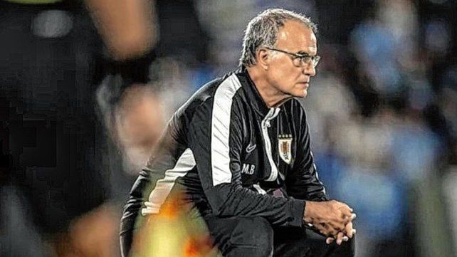 Marcelo Bielsa consideró que a Uruguay le está faltando peso ofensivo en los últimos partidos. Marcelo Bielsa consideró que a Uruguay le está faltando peso ofensivo en los últimos partidos.