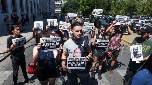 Familiares y amigos del músico y malabarista Jimi Altamirano reclamaron justicia a un mes del crimen del joven. 
