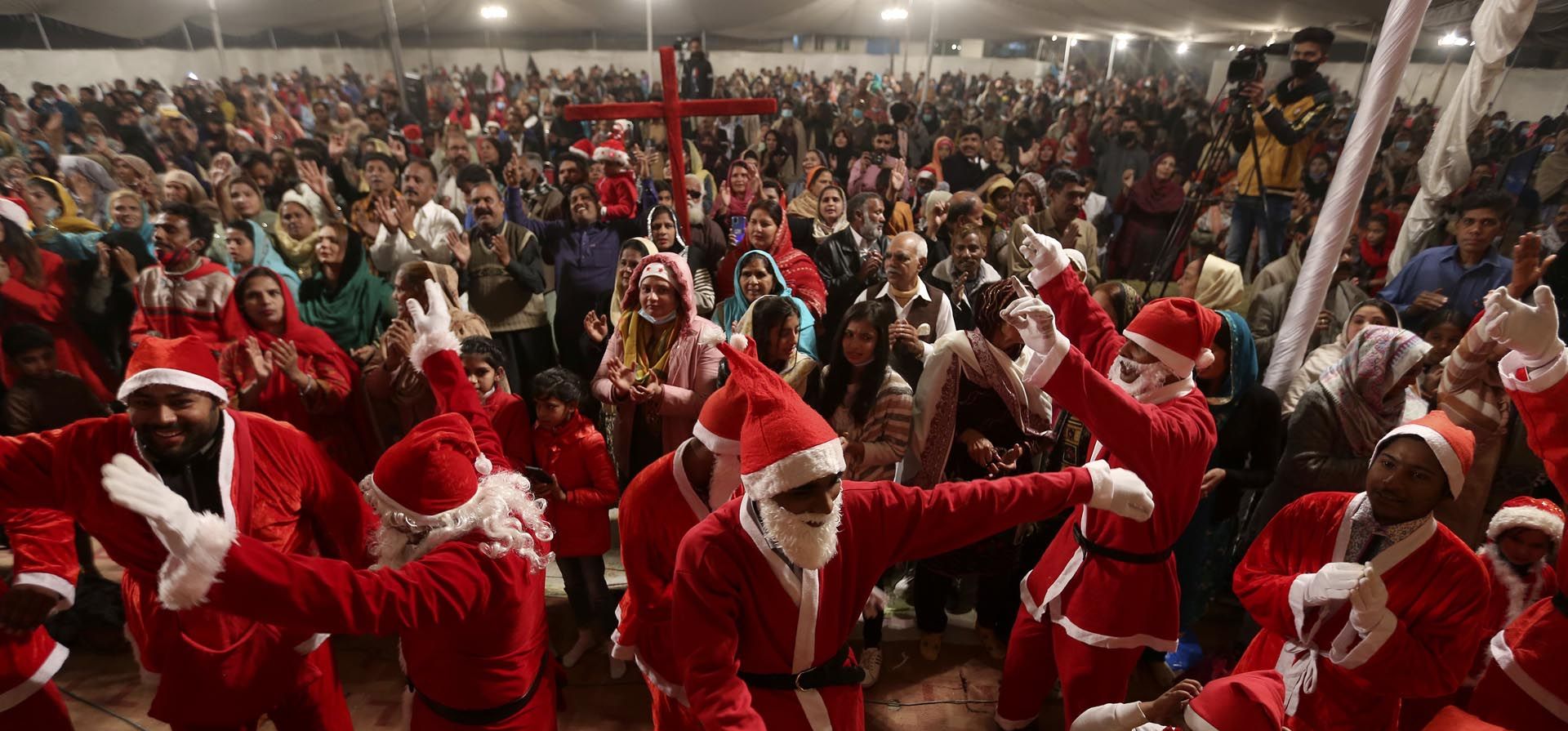 Cristianos paquistaníes, algunos con trajes de Papá Noel, asisten a una celebración navideña en Lahore, Pakistán. Foto: AP