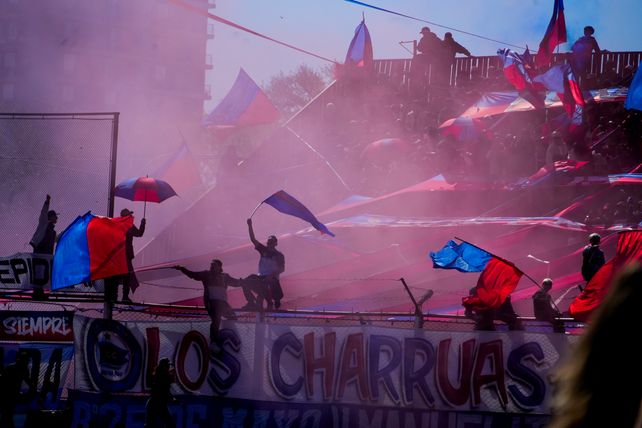 Tremendo recibimiento. Los hinchas charrúas desplegaron todo su colorido en la salida del equipo de Cacho Sialle. Empezó con una fiesta y terminó de la misma manera en el Gabino Sosa.