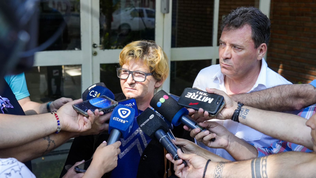 Claudina, la mamá de Sofía Delgado, al salir del Instituto Médico Legal. La acompaña el intendente de San Lorenzo, Leonardo Raimundo.