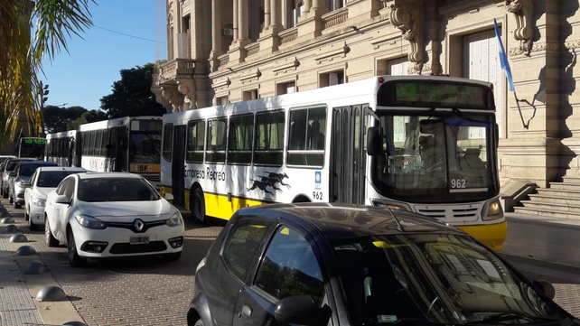 Conflicto sin salida: los colectivos salieron a la calle en protesta por la falta de pago