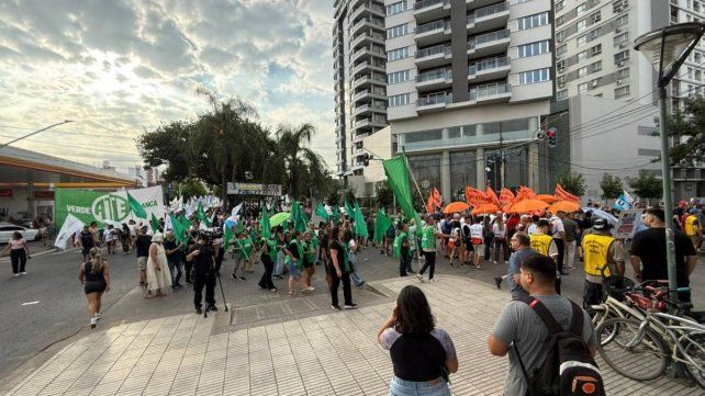 Marcha de la CGT Regional Santa Fe en contra de la reforma laboral.