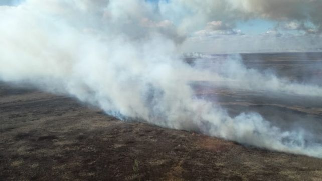 Villa Constitución y un incendio de 1.700 hectáreas. Afirman que en lo que va del año ya se quemaron 50 mil hectáreas. (Foto: Protección Civil)