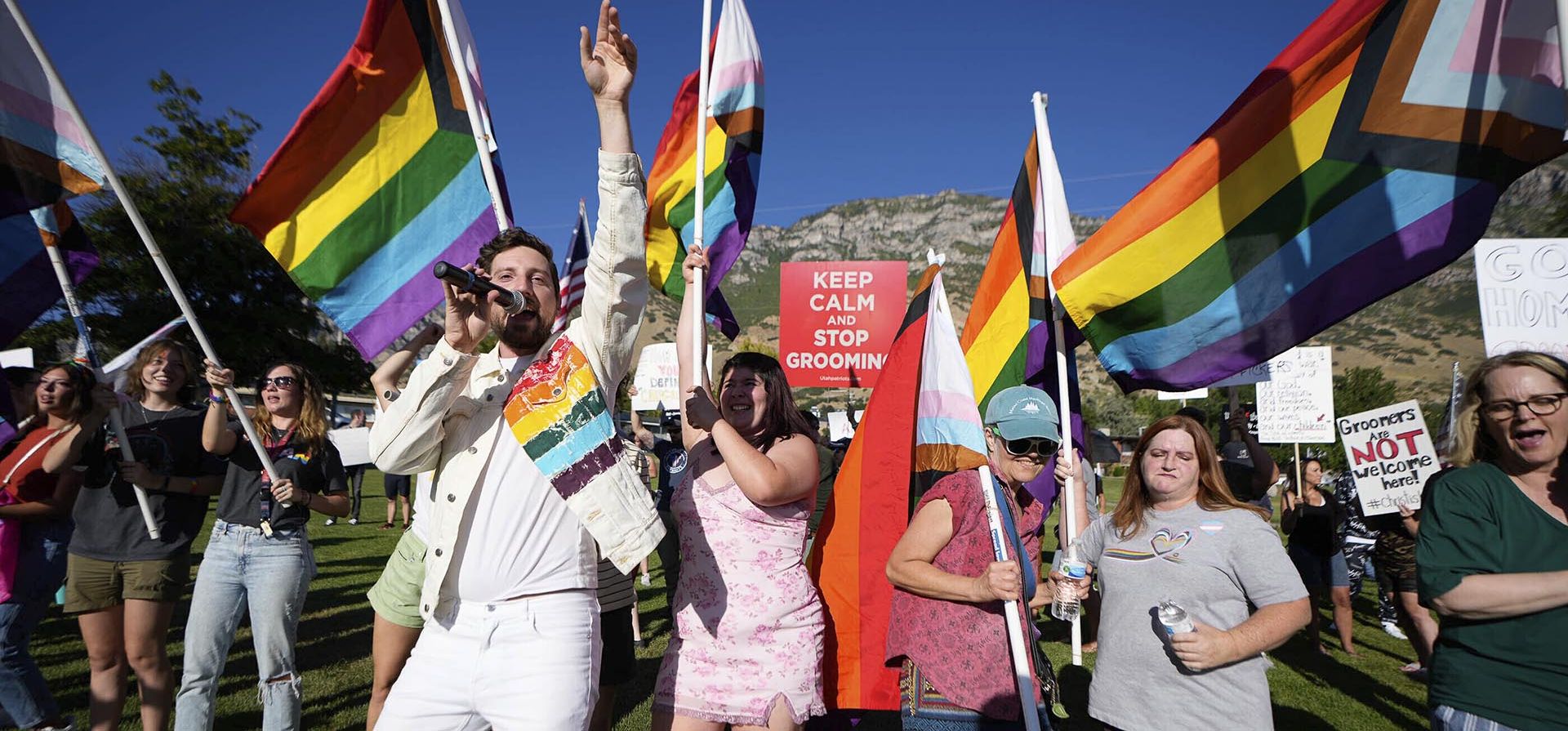 Los estudiantes y simpatizantes LGBTQ forman una barrera contra los contramanifestantes cuando RaYnbow Collective organiza una Noche de orgullo de regreso a la escuela para estudiantes de BYU en Kiwanis Park en Provo, Utah, el sábado 3 de septiembre de 2022. Los manifestantes, incluidos los estudiantes de la Universidad Brigham Young, gritaron insultos homofóbicos y se burlaron de los estudiantes LGBTQ y sus seguidores durante una reunión fuera del campus.