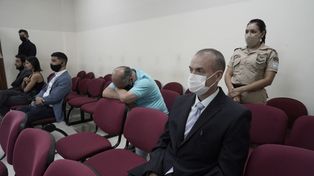 El ex jefe policial Alejandro Druetta escucha el fallo mientras el ex policía Juan Delmastro oculta su rostro tras recibir la sentencia.