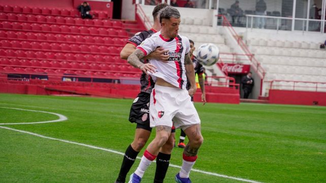 El Colo Ramírez intenta dominar el balón. El Newells del Gallego Méndez salió con todo a jugarle a Barracas Central.