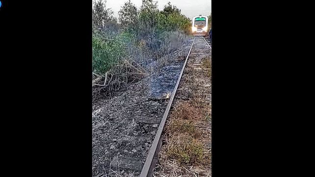 En medio de las pruebas para que el tren llegue a La Picada prendieron fuego los durmientes