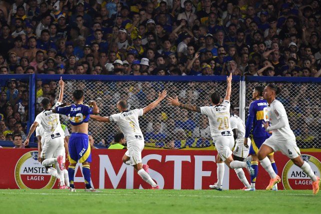 Hernán Barcos saltó más que todos y conectó un gran cabezazo para igualar el partido en La Bombonera y poner a su equipo 2-1 arriba en la serie.