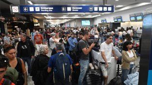 Demoras y cancelaciones en Aeroparque y Ezeiza por una sorpresiva asamblea gremial.