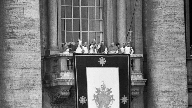 Del Extra omnes al Habemus Papam: el latín, alma ritual de la elección papal Del Extra omnes al Habemus Papam: el latín, alma ritual de la elección papal