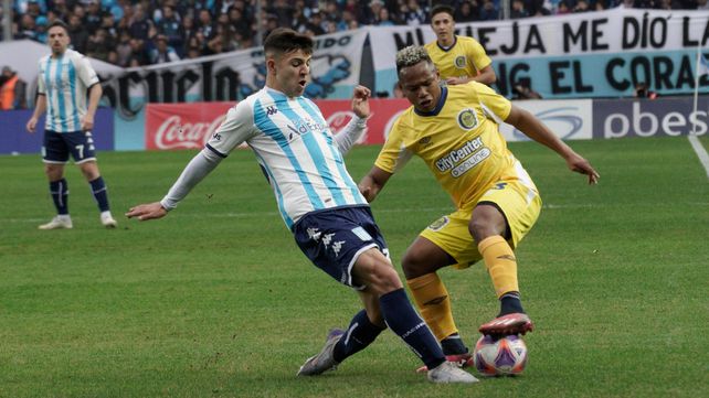 Jaminton Campaz se exige ante la marca del defensor de Racing. El colombiano tuvo una clara y la desperdició.