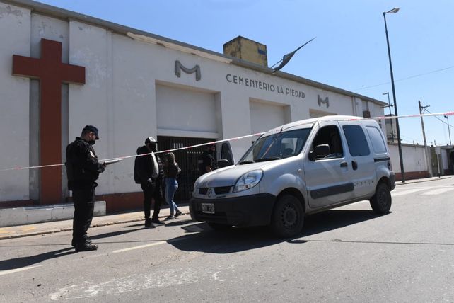 Un Renault Kangoo de la familia del joven que estaban enterrando