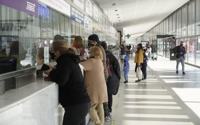 Pese a que desde Salud piden restringir los viajes, crece la venta de pasajes en la Terminal