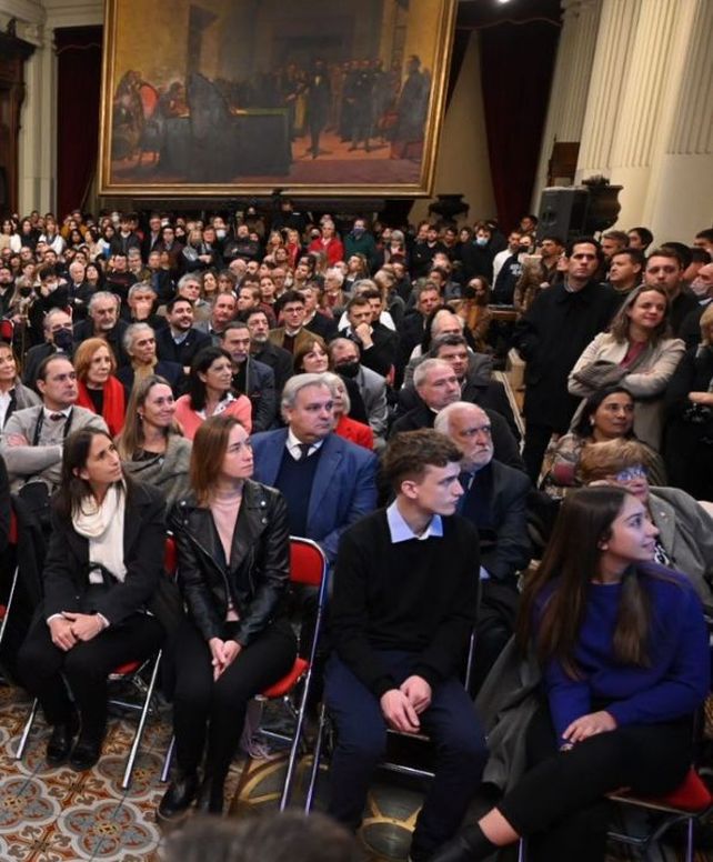 El abogado todoterreno Gil Lavedra (de barba canosa) sentado al lado del titular de la Cámara de Diputados sanatafesina
