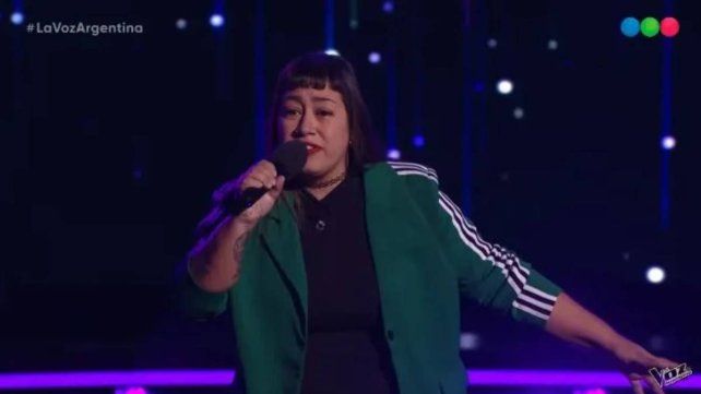 Vanina Barón interpretó Se fue de Laura Pausini en La Voz Argentina y estuvo acompaña por su hermana y su madre.