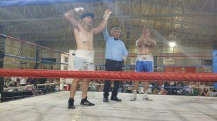 Wenceslao Mansilla con el brazo en alto tras su victoria.