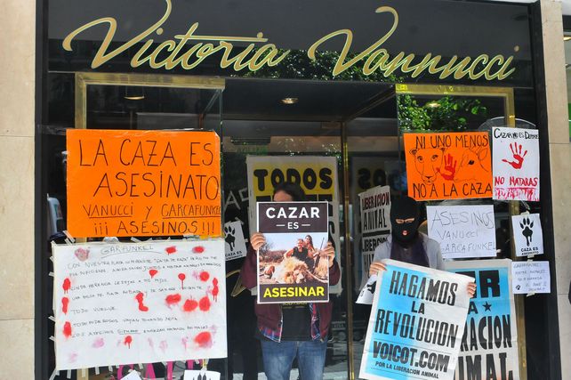 Enojo. El local de la modelo en el barrio Recoleta fue tapado con afiches contra la caza de animales.