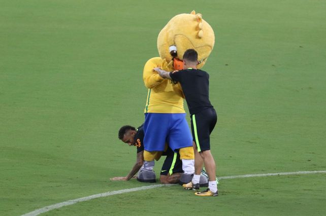 La foto del día la entregaron ¡Neymar, Coutinho y el pobre Canarinho!