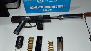 La ametralladora es casera, adaptada de una pistola 9 milímetros, con silenciador. Los cinco detenidos son de Roldán.&nbsp;