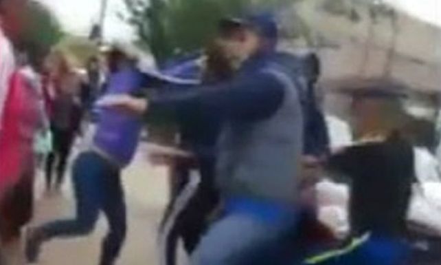 Padres de alumnos se tomaron a golpes en la puerta del colegio.&nbsp;