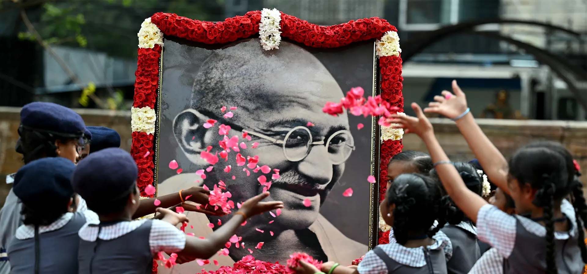 Escolares arrojan pétalos de rosa sobre un retrato de Mahatma Gandhi para rendir homenaje en el aniversario de la muerte del padre fundador de la India, Chennai, India. Fotografía: R Satish Babu/AFP/Getty Images Escolares arrojan pétalos de rosa sobre un retrato de Mahatma Gandhi para rendir homenaje en el aniversario de la muerte del padre fundador de la India, Chennai, India. Fotografía: R Satish Babu/AFP/Getty Images