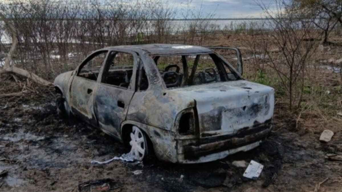 Conmoción en Villa Gobernador Gálvez: dos personas muertas en un auto quemado
