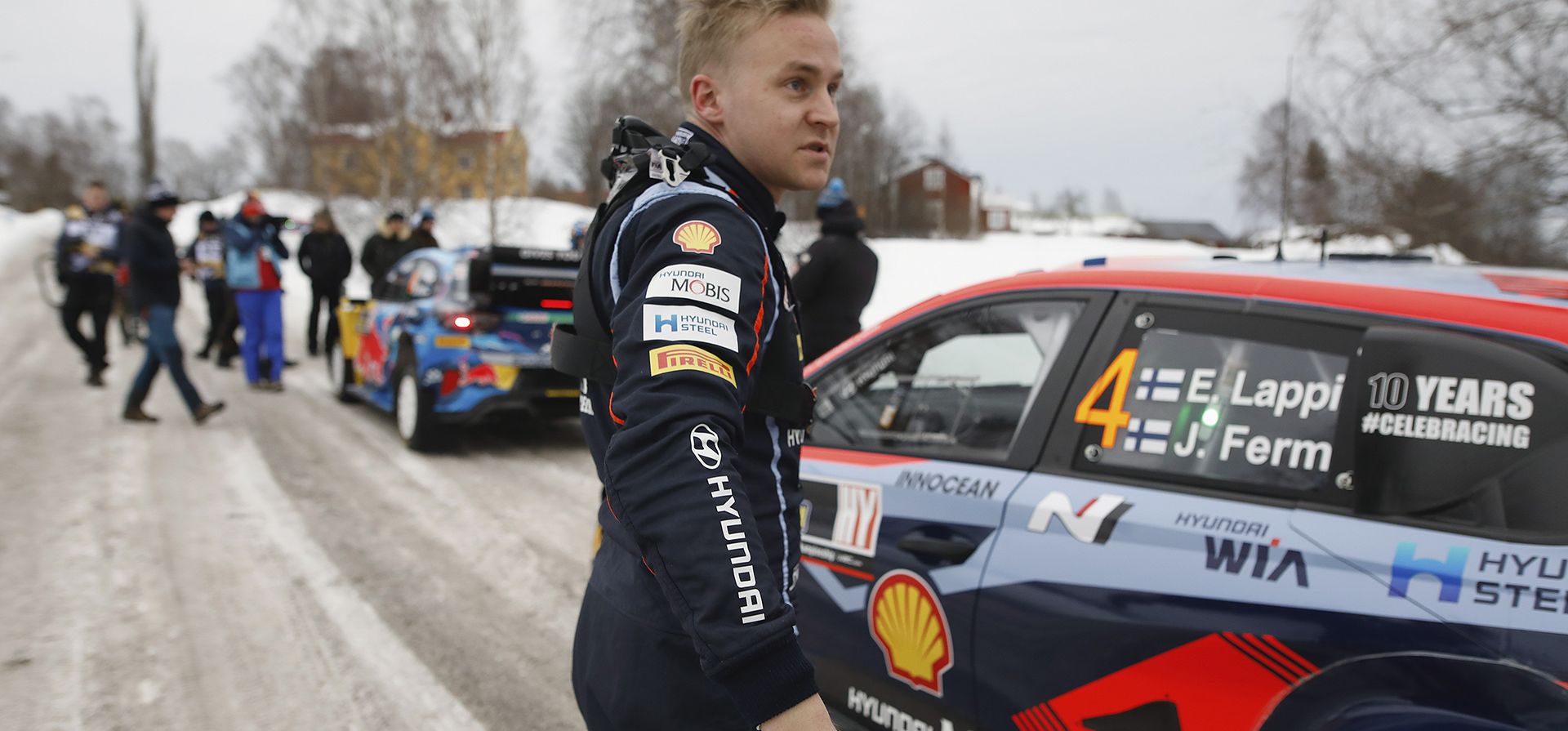 Esapekka Lappi de Finlandia, frente al Hyundai i20 N Rally1 Hybrid, durante el shakedown del jueves, antes del Rally de Suecia, la segunda ronda del Campeonato Mundial de Rally, que comenzará, en Umea, Suecia, el jueves 9 de febrero de 2023. (Micke Fransson /Agencia de noticias TT vía AP)