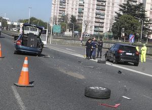Pinola embistió a un conductor que quitaba una rueda y lo fracturó
