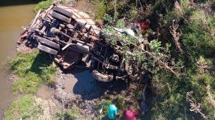 Autopista Rosario - Buenos Aires: camión cayó desde puente