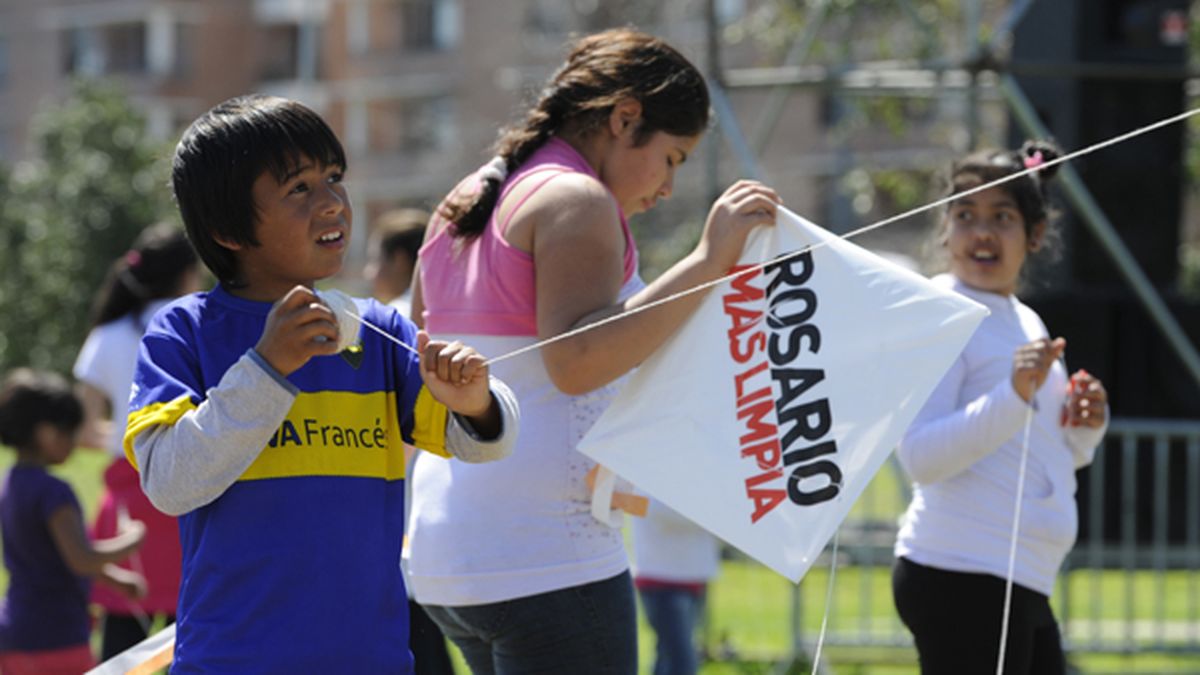 Miles de alumnos de Rosario hacen volar sus barriletes en el parque ...