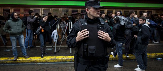 La custodia policial alistada ayer frente al teatro de la avenida Corrientes al 800
