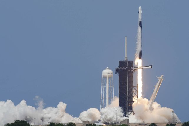 La Nasa y SpaceX lanzaron al espacio su primera misión conjunta.