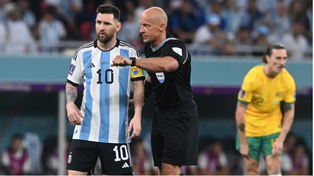 Messi dialoga con el árbitro Marciniak durante el partido con Australia.