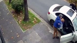 Video: quisieron robarle el auto y les rogó que lo dejaran bajar a su bebé