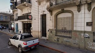 La casa se ubica en Juan Manuel de Rosas 1080, Rosario.