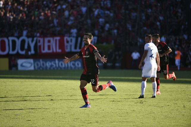 Newells liquidó a Vélez con buen juego y los inolvidables goles de Nacho Scocco