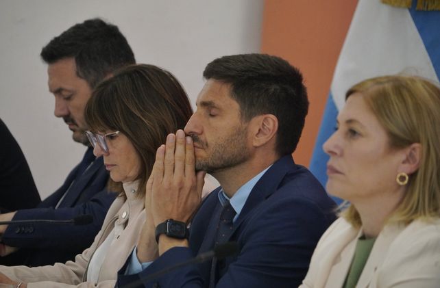 El gobernador Maximiliano Pullaro en una reunión tras el desembarco de las fuerzas federales en Rosario