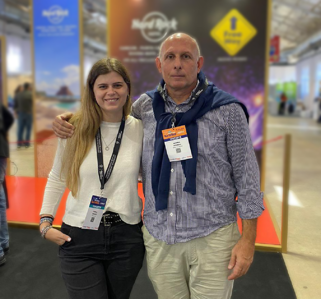 Andr&eacute;s Acoroni junto a su sobrina, Camila Raggio, quien sigui&oacute; sus pasos el turismo y trabaja en el departamento de Comunicaci&oacute;n de la empresa mayorista de viajes Free Way.