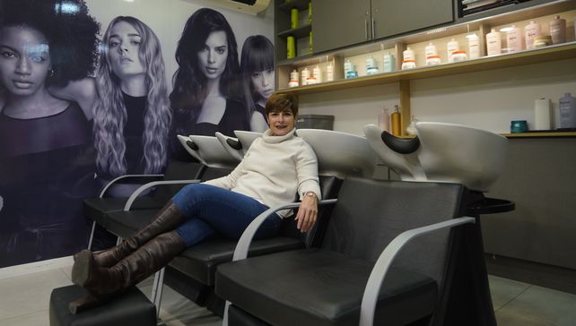 Andrea Theotocas en el salón, donde la marca líder Kerastase tiene un lugar primordial.