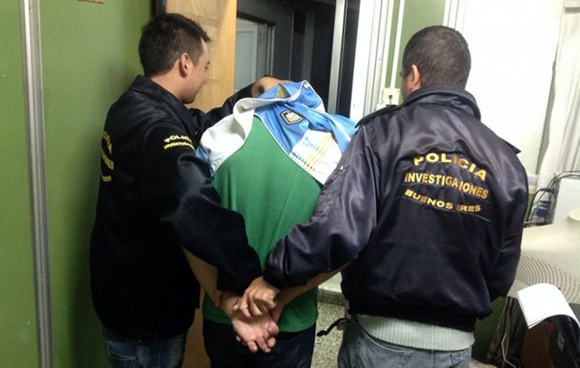 La Policía secuestró dos computadoras y CD que contenían material pornográfico relacionado directamente con la causa.