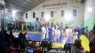 Una tarde cualquiera en el Ludueña Bochín Club, donde hoy conviven judo, boxeo y un gimnasio. El club se cerró con la pandemia y se reabrió este año para alegría del barrio.
