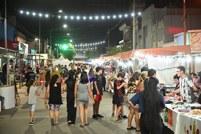El objetivo de la Noche de peatonal fue fortalecer el comercio local y el disfrute de las familias en el espacio público.