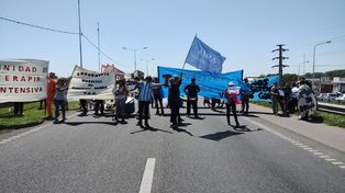 Trabajadores de la salud del hospital Anselmo Gamen realizaron un reclamo en la avenida de Circunvalación.