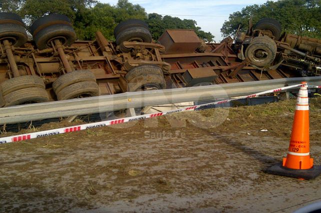 Un camión volcó sobre la ruta nº168