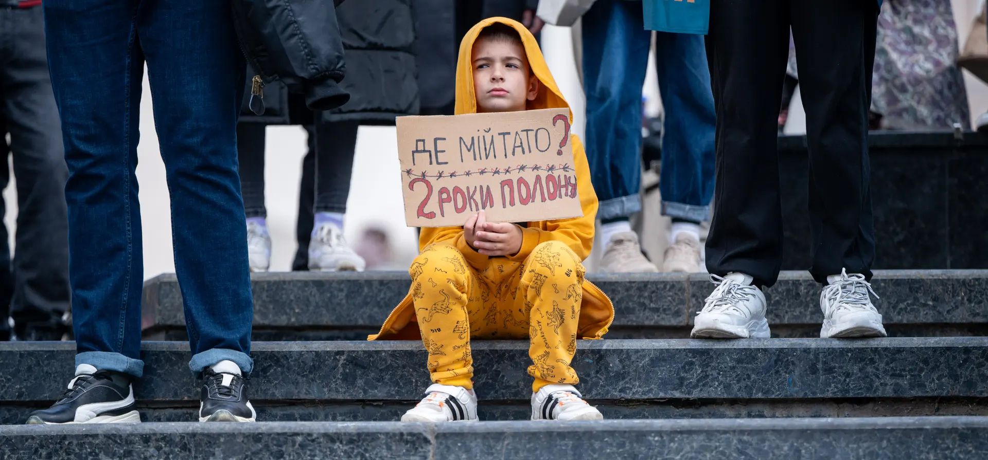 Un niño con una pancarta que dice '¿Dónde está mi papá? Dos años de cautiverio' asiste a una manifestación organizada por los familiares de los prisioneros de guerra ucranianos cerca del monumento al poeta ucraniano Taras Shevchenko, Leópolis, Ucrania. Fotografía: Global Images Ukraine/Getty Images Un niño con una pancarta que dice '¿Dónde está mi papá? Dos años de cautiverio' asiste a una manifestación organizada por los familiares de los prisioneros de guerra ucranianos cerca del monumento al poeta ucraniano Taras Shevchenko, Leópolis, Ucrania. Fotografía: Global Images Ukraine/Getty Images