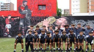 Los juveniles de Inter Miami posan delante del mural de La Pulga.