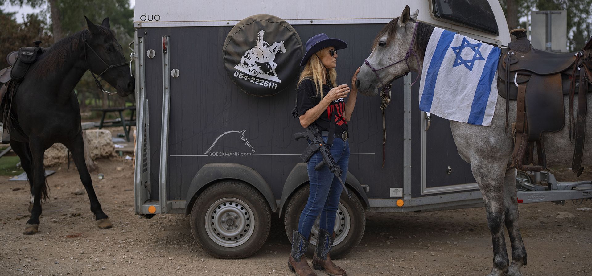 Familiares y partidarios de rehenes israelíes retenidos por Hamas en Gaza se reúnen para un paseo a caballo pidiendo su regreso, en un bosque cerca de Modiin, Israel, el martes 5 de diciembre de 2023. (Foto AP/Oded Balilty) Familiares y partidarios de rehenes israelíes retenidos por Hamas en Gaza se reúnen para un paseo a caballo pidiendo su regreso, en un bosque cerca de Modiin, Israel, el martes 5 de diciembre de 2023. (Foto AP/Oded Balilty)