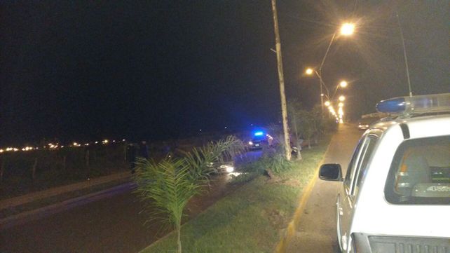Un automóvil impactó contra otro y volcó en el carril contrario